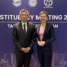 Bo Li, stellvertretender Managing Director des IWF und Regierungschefin Brigitte Haas im Rahmen des Treffens der schweizerischen IWF-Stimmrechtsgruppe in Usbekistan.