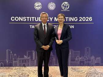 Bo Li, stellvertretender Managing Director des IWF und Regierungschefin Brigitte Haas im Rahmen des Treffens der schweizerischen IWF-Stimmrechtsgruppe in Usbekistan.