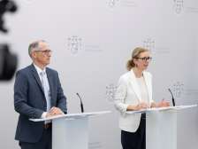 Thomas Bischof, Generalsekretär Ministerium für Äusseres, Umwelt und Kultur, Regierungschefin-Stellvertreterin Sabine Monauni.