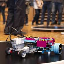 16 Schulklassen programmierten ihre selbst zusammengebauten LEGO-Roboter zusammen mit ihren Lehrpersonen für den Sumo-Wettbewerb im SAL.