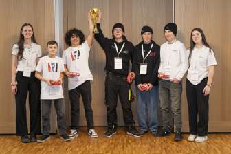 Die stolzen Siegerteams der Realschule Vaduz und Oberstufe Walenstadt v.l.: Vaduz: Marcel Sprenger, Elias Viegas Sorae; Walenstadt: Felix Koller, Aris Mader, Ronny Raschle. Mit dabei: Lernende vom Ivoclar-Standort Ellwangen: v.l.: Mariella Weiss, Melina