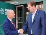 Regierungsrat Hubert Büchel wird beim informellen Innenministertreffen in Dublin von Jim O'Callaghan, Minister für Justiz, Inneres und Migration von Irland begrüsst.
