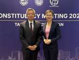 Bo Li, stellvertretender Managing Director des IWF und Regierungschefin Brigitte Haas im Rahmen des Treffens der schweizerischen IWF-Stimmrechtsgruppe in Usbekistan.