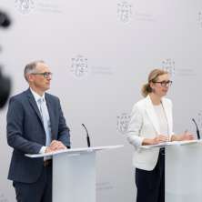 Thomas Bischof, Generalsekretär Ministerium für Äusseres, Umwelt und Kultur, Regierungschefin-Stellvertreterin Sabine Monauni.