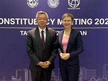 Bo Li, stellvertretender Managing Director des IWF und Regierungschefin Brigitte Haas im Rahmen des Treffens der schweizerischen IWF-Stimmrechtsgruppe in Usbekistan.