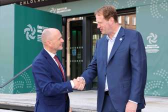 Regierungsrat Hubert Büchel wird beim informellen Innenministertreffen in Dublin von Jim O'Callaghan, Minister für Justiz, Inneres und Migration von Irland begrüsst.