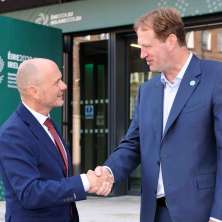Regierungsrat Hubert Büchel wird beim informellen Innenministertreffen in Dublin von Jim O'Callaghan, Minister für Justiz, Inneres und Migration von Irland begrüsst.