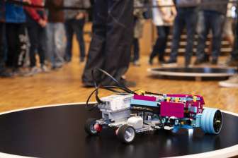 16 Schulklassen programmierten ihre selbst zusammengebauten LEGO-Roboter zusammen mit ihren Lehrpersonen für den Sumo-Wettbewerb im SAL.